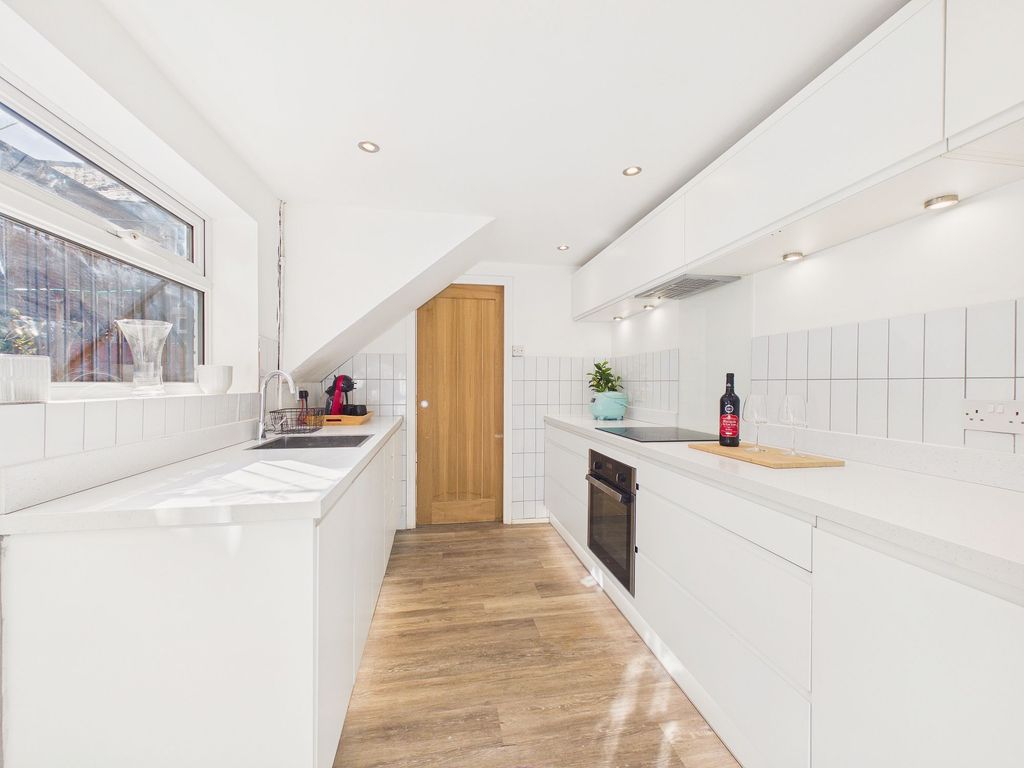 Property photo 2 of 12 Kitchen