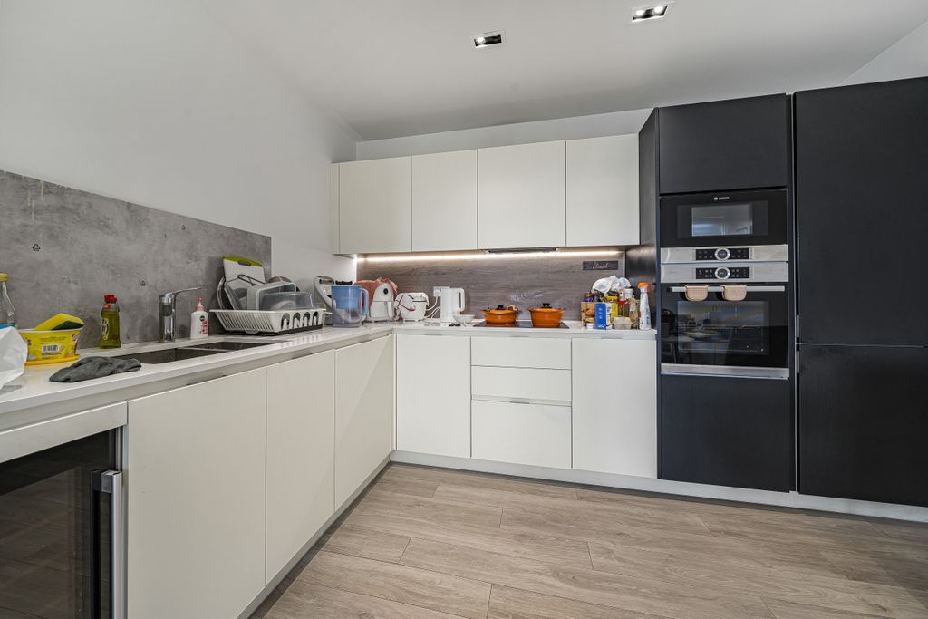 Property photo 3 of 17 James Barry - Dsc...