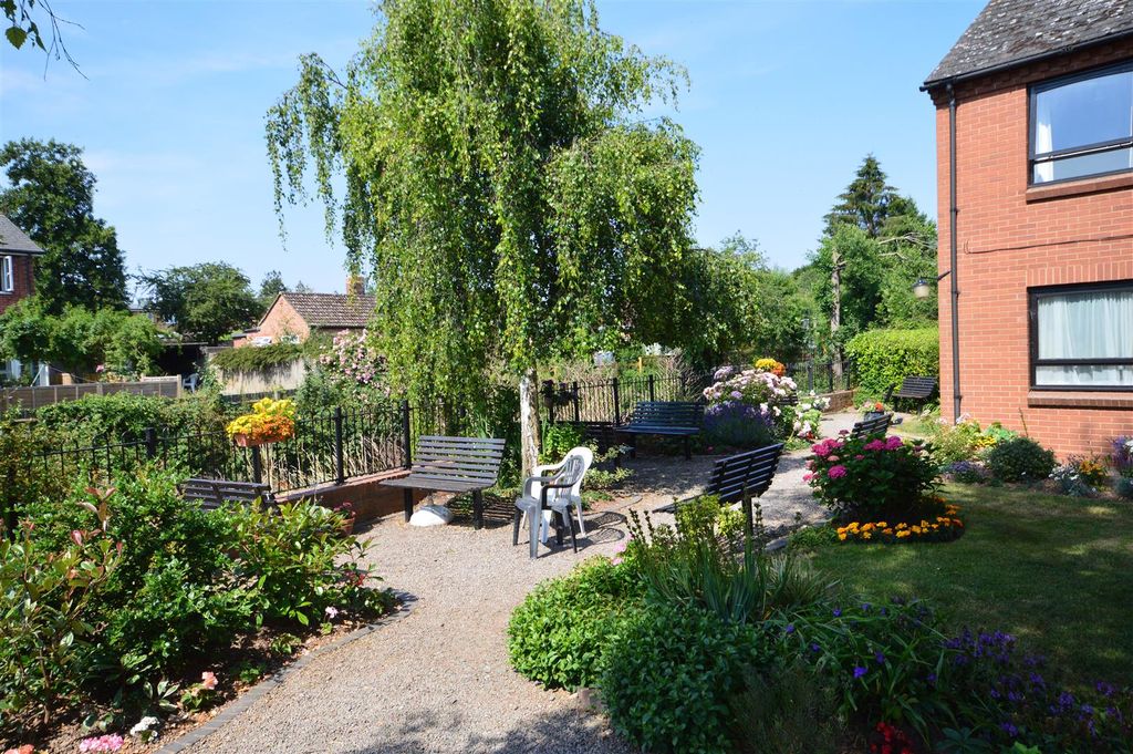 Property photo 3 of 8 Communal Garden