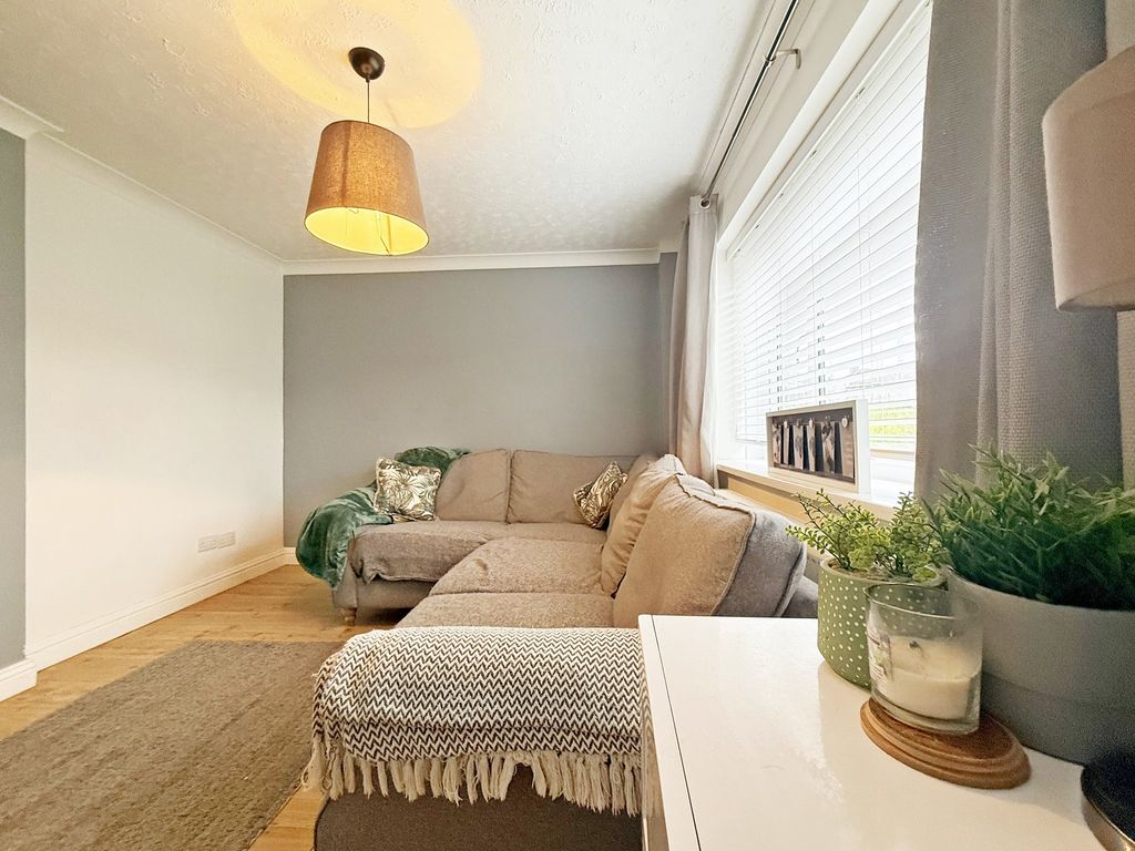 Property photo 3 of 24 Lounge