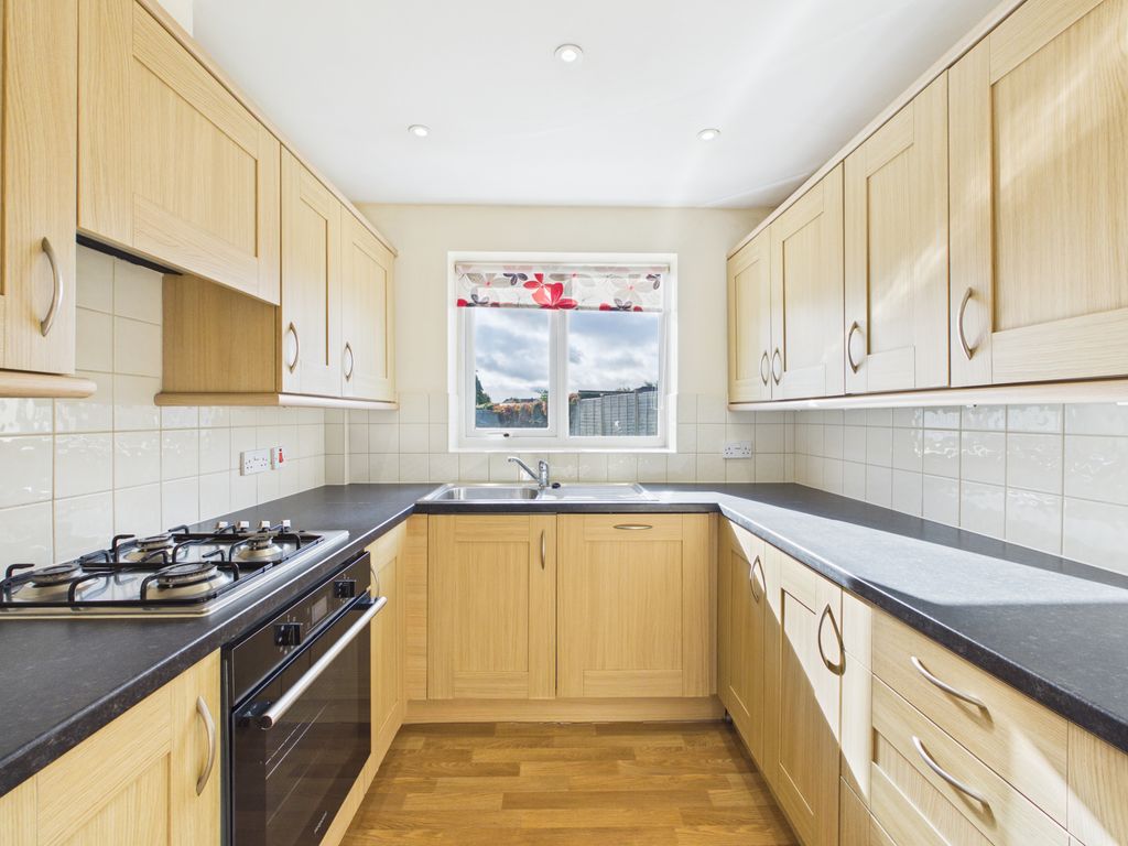Property photo 3 of 11 Kitchen