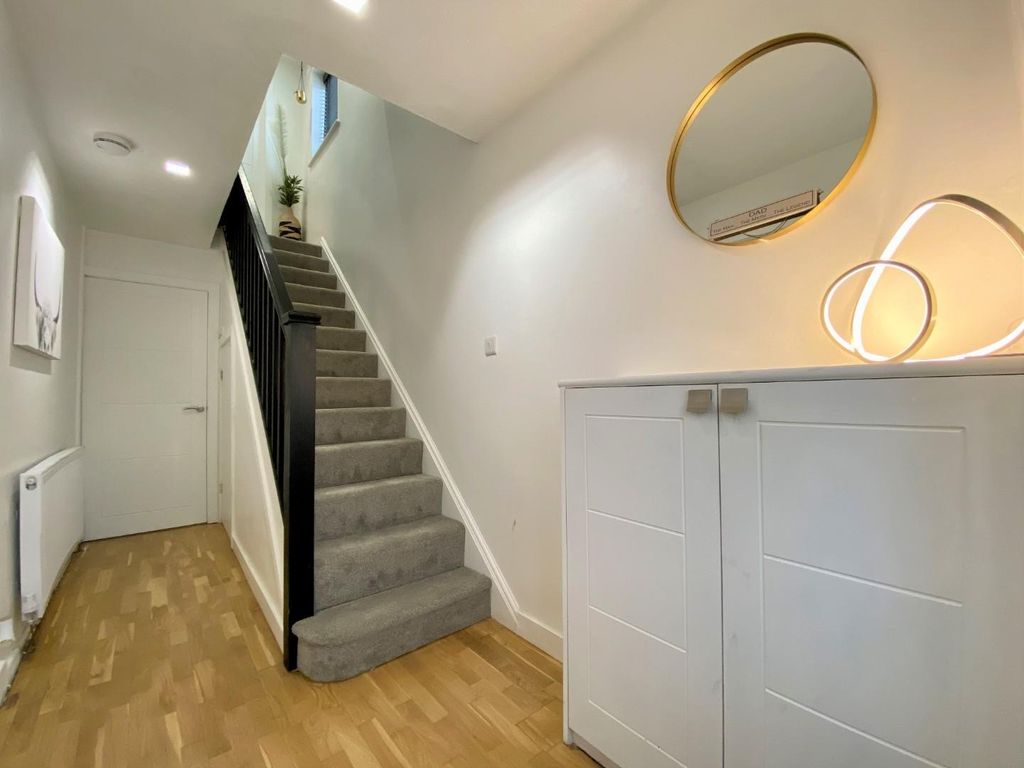 Property photo 2 of 23 Entrance Hall