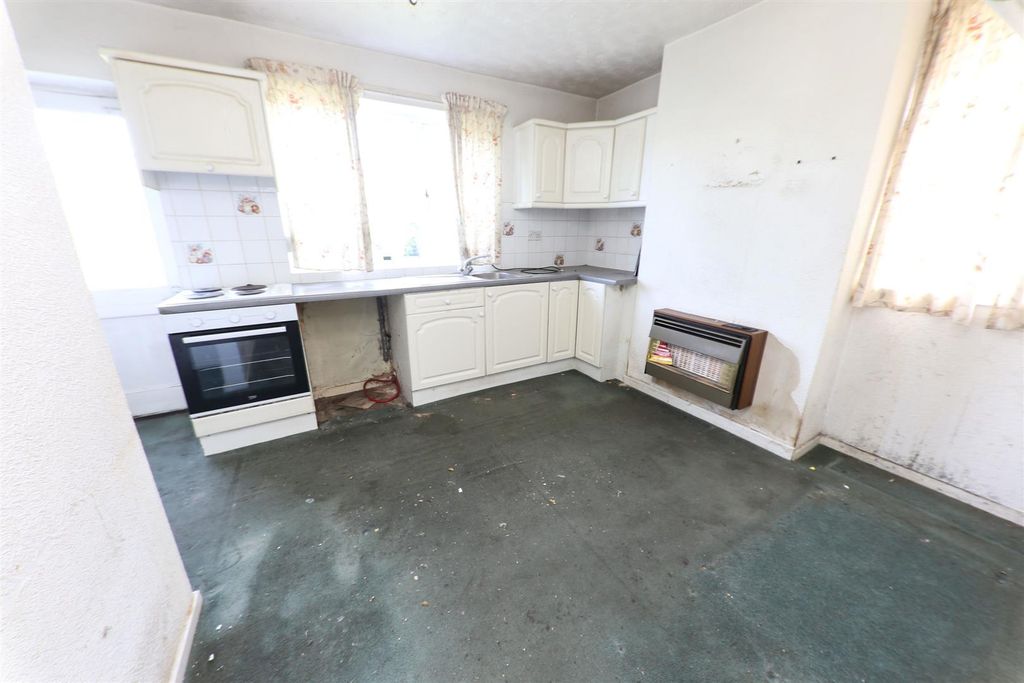 Property photo 3 of 10 Dining Kitchen