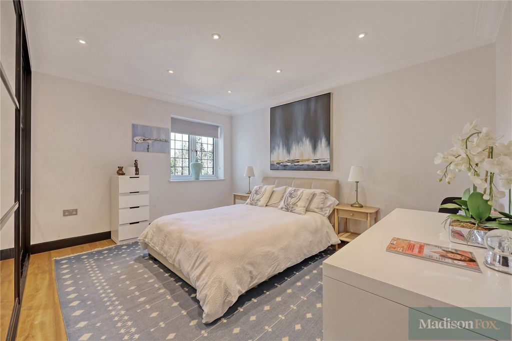 Additional image 38 of 3 bed flat for saleHigh Road, Chigwell, Essex IG7