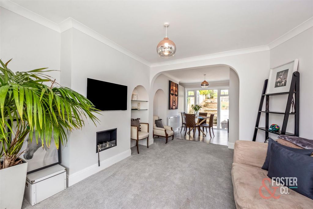 Property photo 3 of 17 Highfield Crescent, 9-010.Jpg