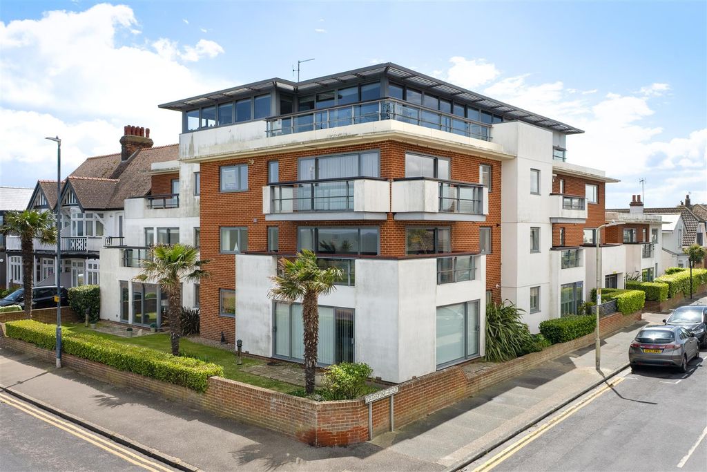 Property photo 1 of 21 Graystone Road, Tankerton, Whitstable