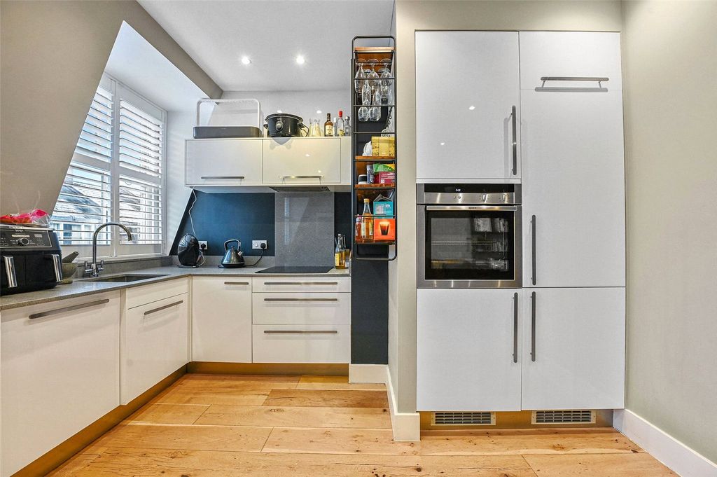Property photo 3 of 6 Newark Street, E1