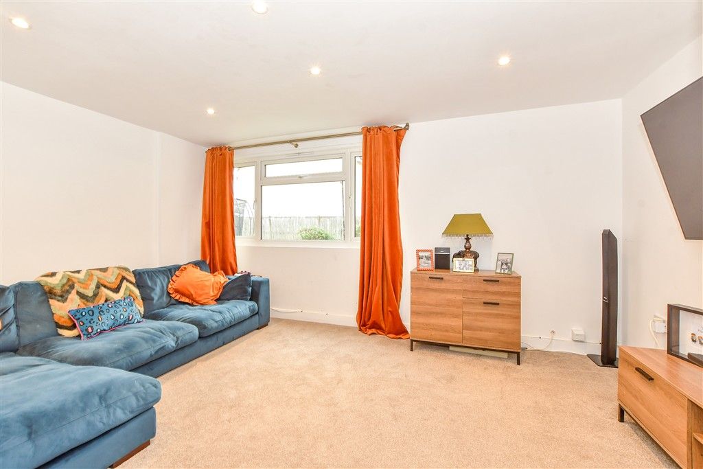 Property photo 1 of 11 Lounge