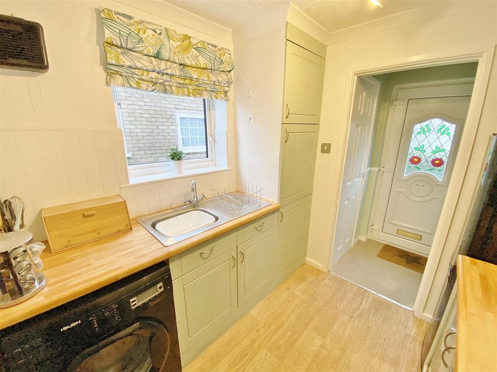 Property photo 3 of 12 Kitchen