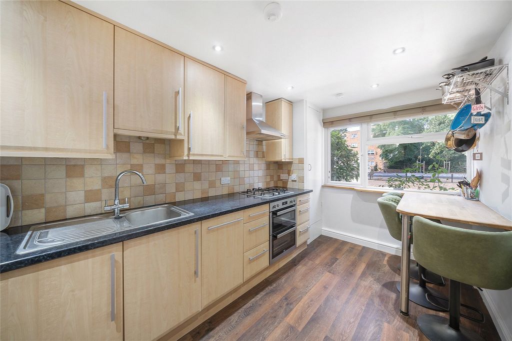 Property photo 3 of 10 Kitchen