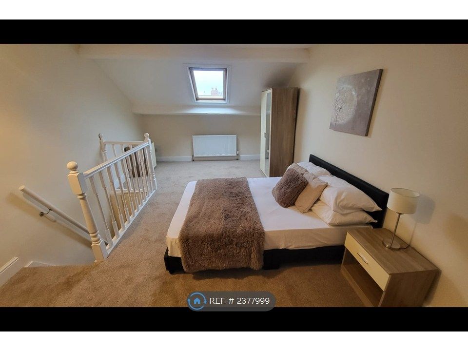 Property photo 2 of 8 Room 4 - Available