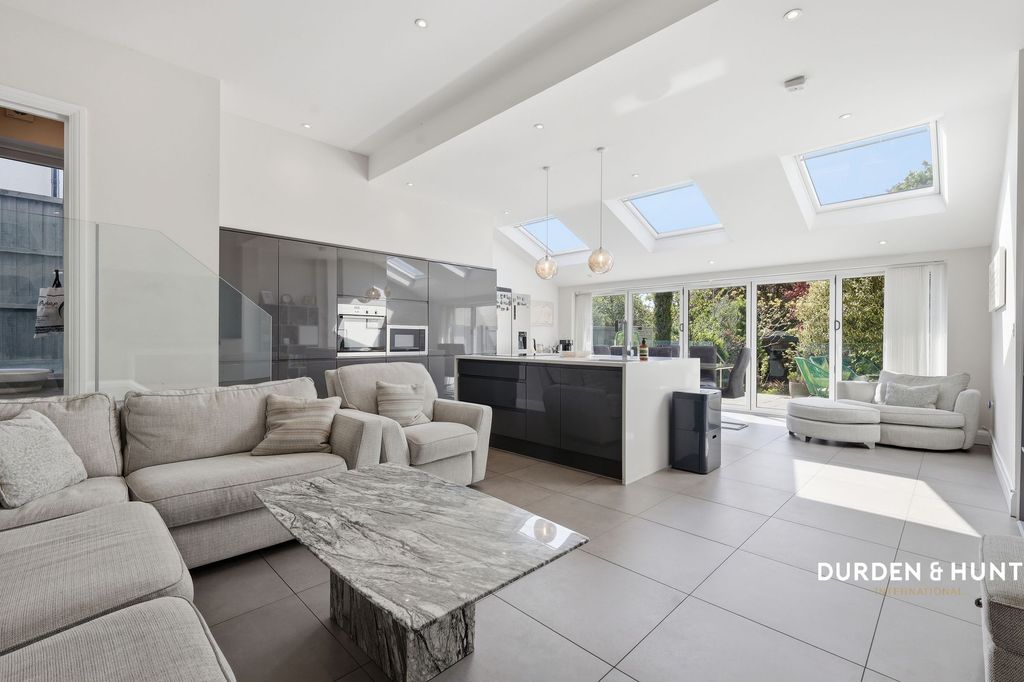 Property photo 2 of 33
