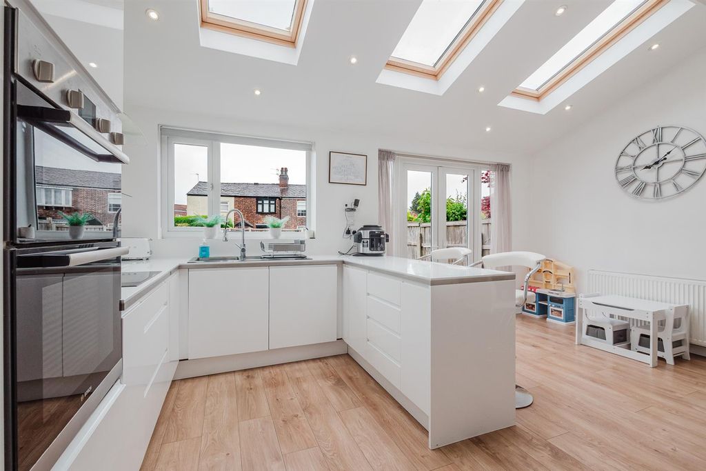 Property photo 3 of 33 Dining Kitchen