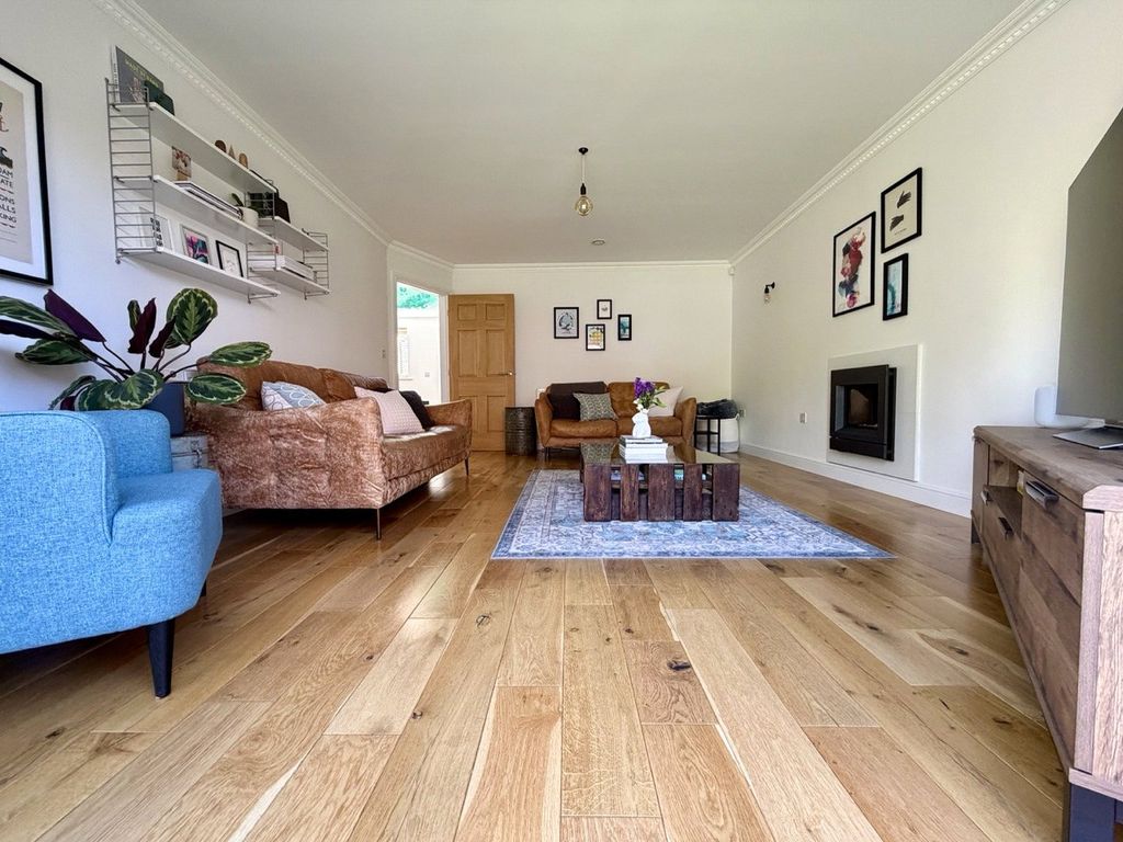 Property photo 3 of 44 Lounge