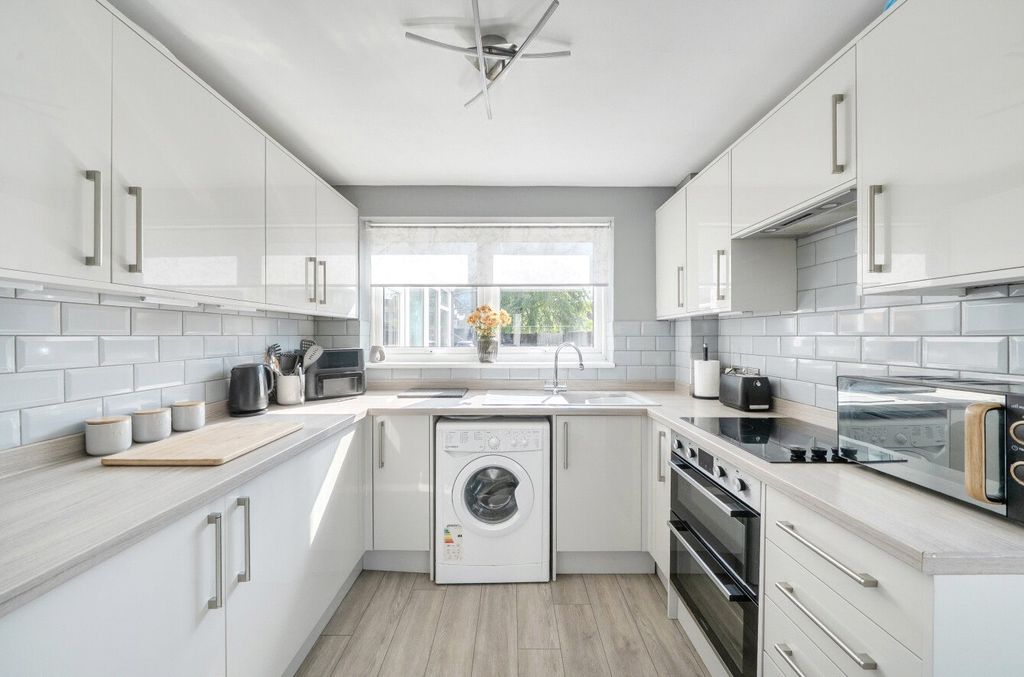 Property photo 3 of 18 Kitchen
