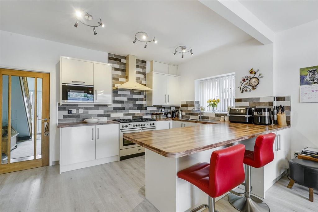 Property photo 3 of 40 Living/Dining Ktichen