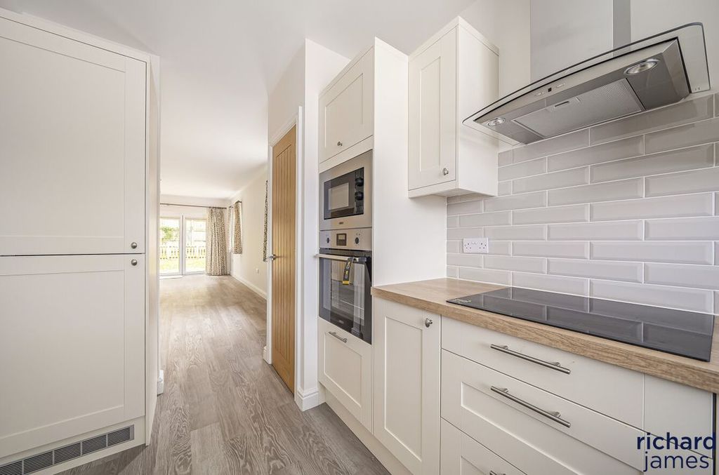 Property photo 2 of 19 11B088d9-5107-41B...