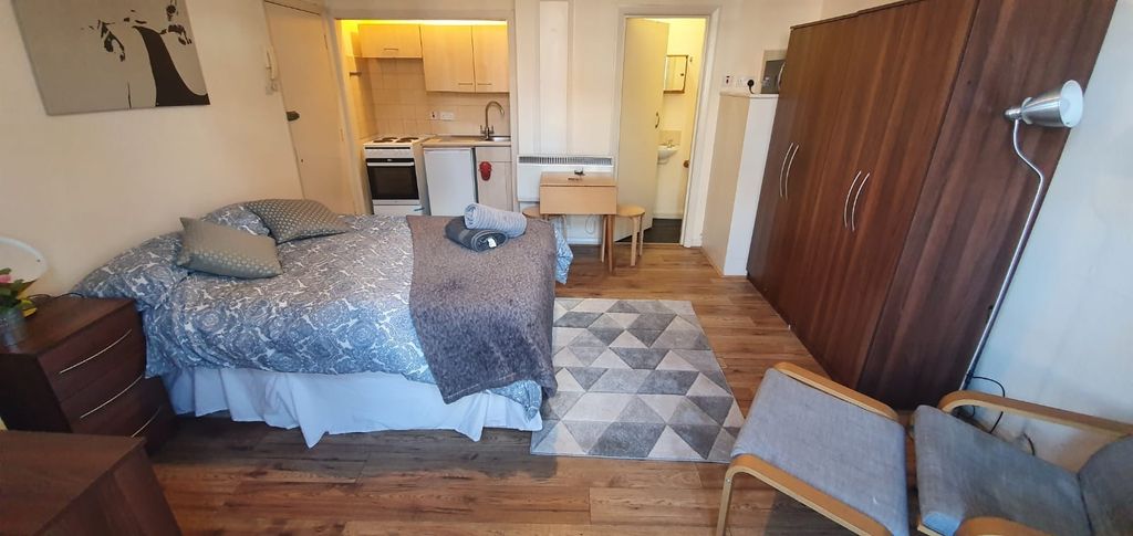 Property photo 3 of 5 Well-Appointed Double Bedroom Featuring A Comforta...
