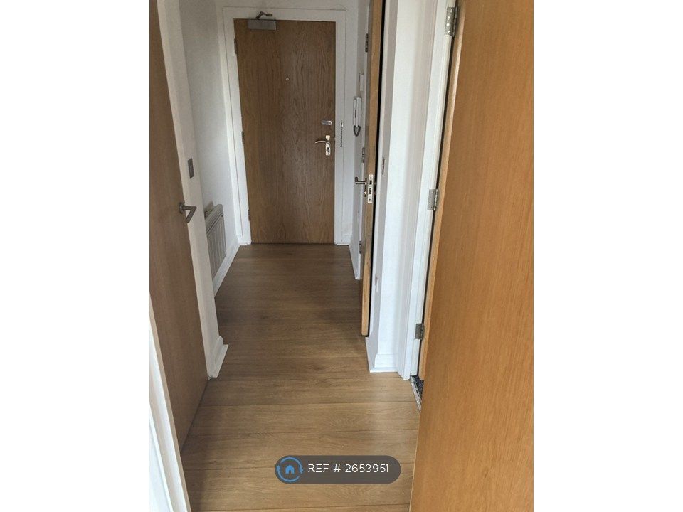 Property photo 2 of 8 Hallway