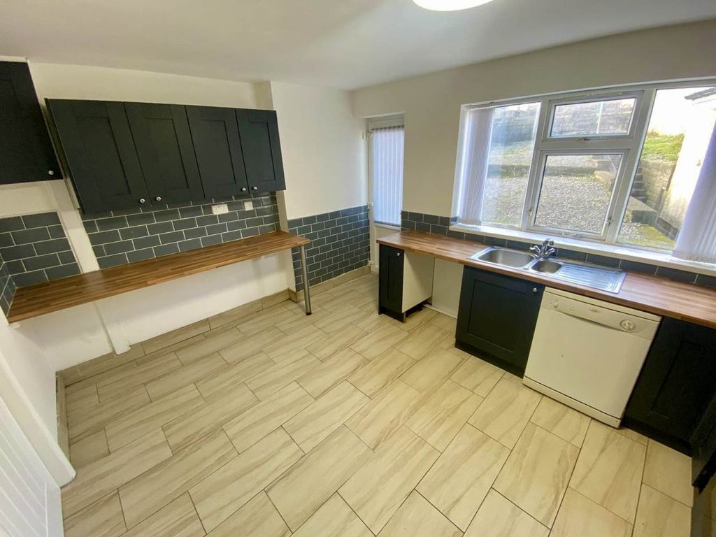 Property photo 3 of 20 Kitchen 3