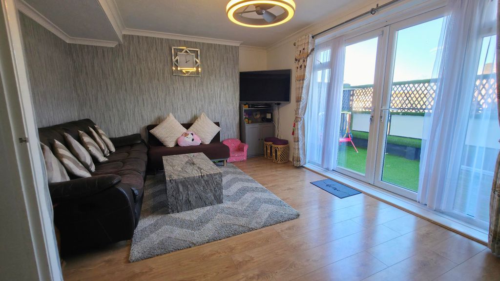 Property photo 1 of 19 Lounge