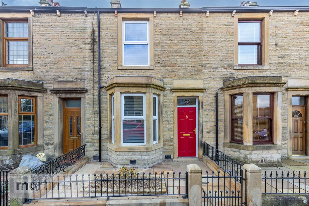 Property photo 1 of 17 External