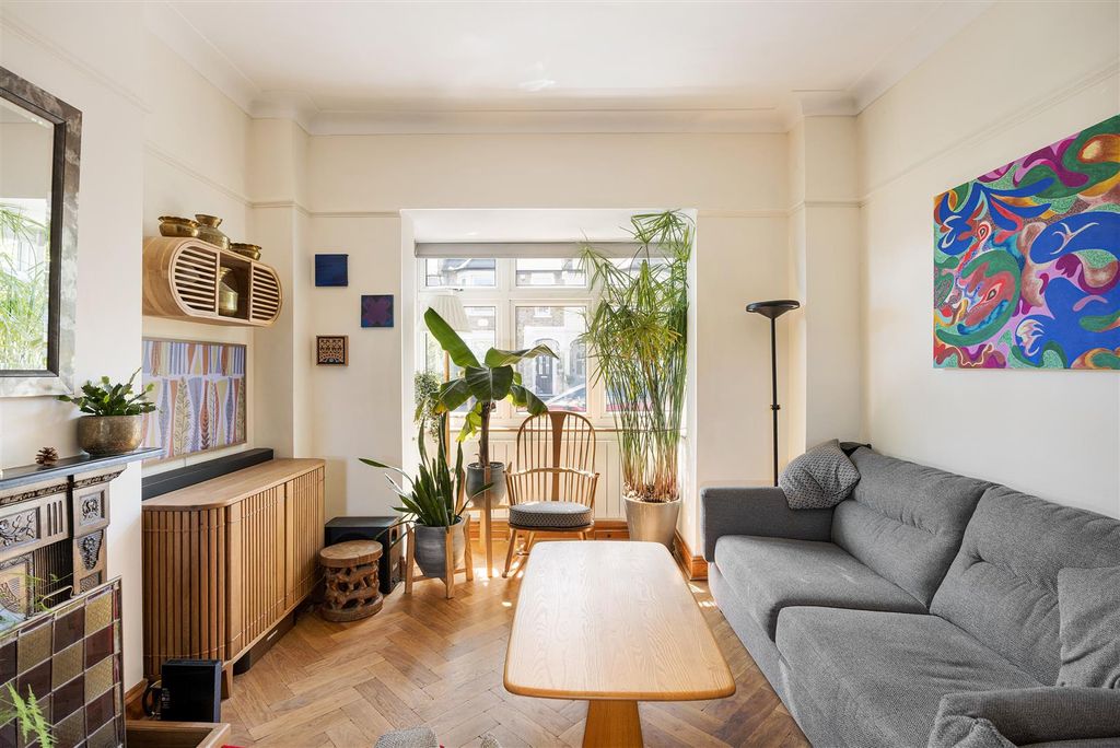 Property photo 2 of 45 Chelmsford Road, E18