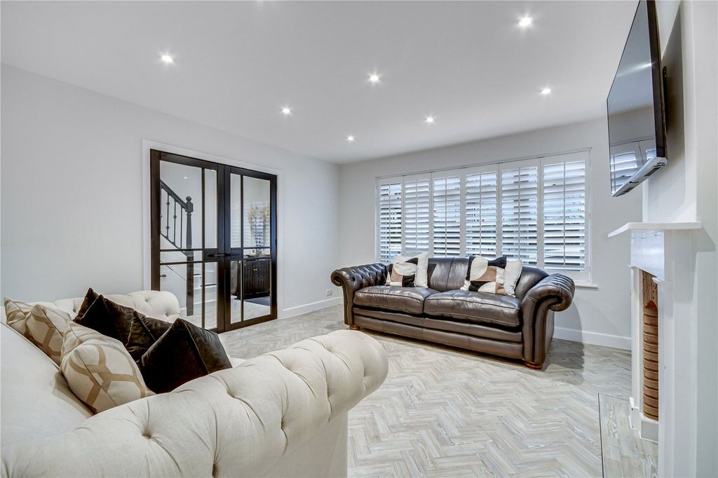 Property photo 3 of 16 Sitting Room