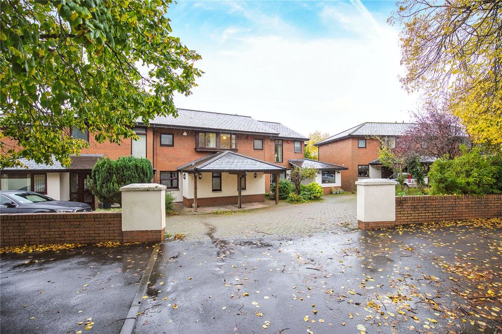 Property photo 2 of 27 Picture No. 32