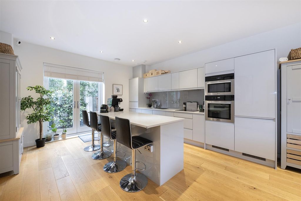 Property photo 2 of 12 6-Gibbs-Close-07.Jpg