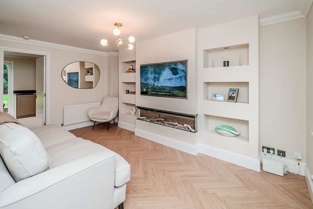 Property photo 2 of 28