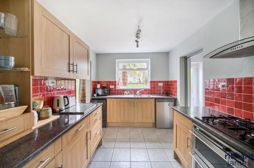 Property photo 2 of 13 4F5cc8F84Ba248A9B21Fc468A2E1Bc1c