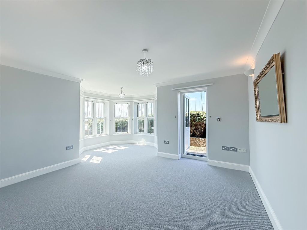 Property photo 2 of 16 Living/Dining Room