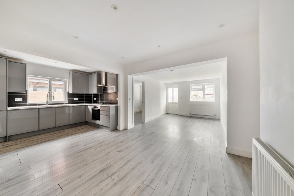 Property photo 2 of 20 1320647-2-687F58B...