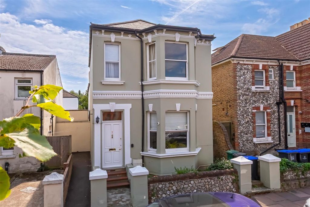 Property photo 1 of 22 Cambridge Road_23.Jpg