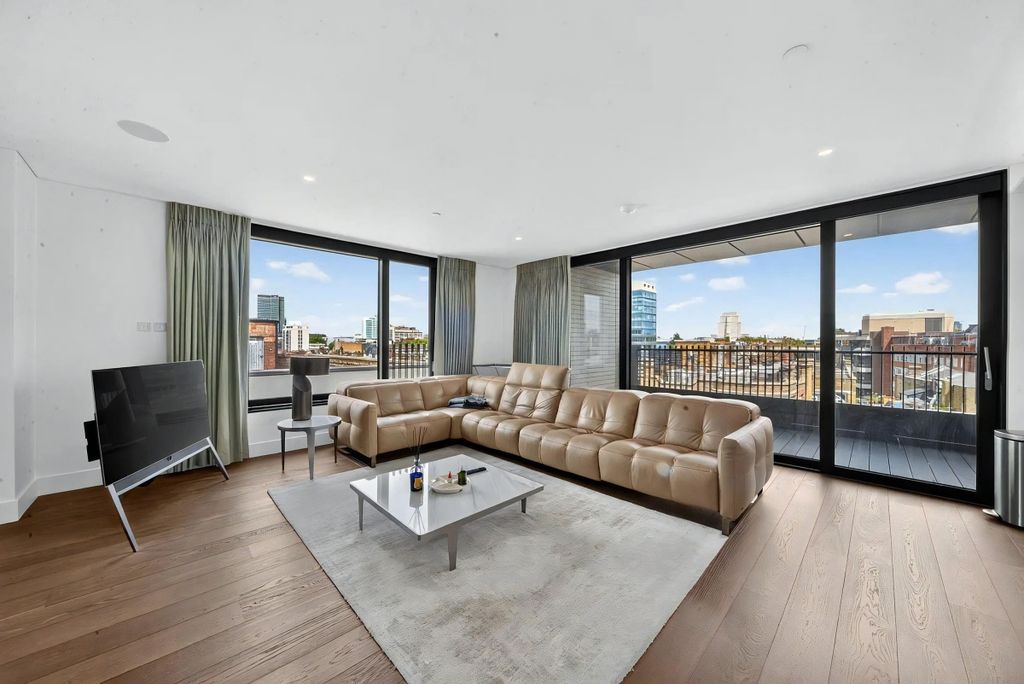 Property photo 3 of 15 Rathbone Square