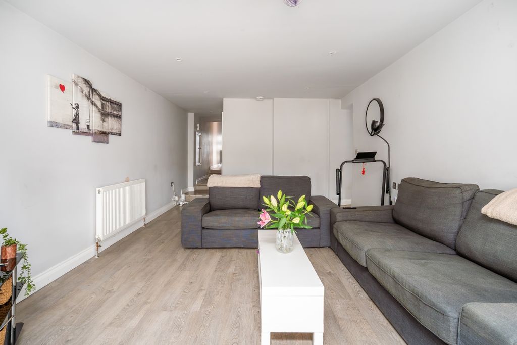 Property photo 3 of 18 2 Kellino Street 11