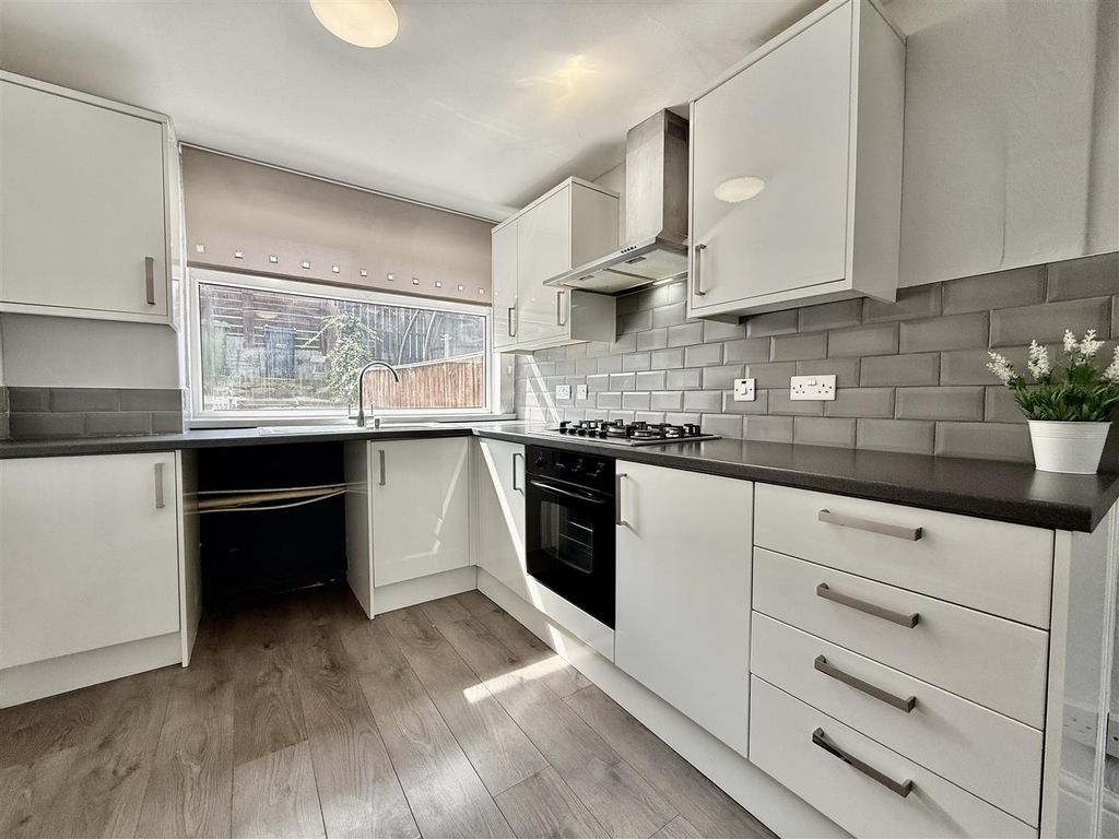 Property photo 3 of 16 Kitchen