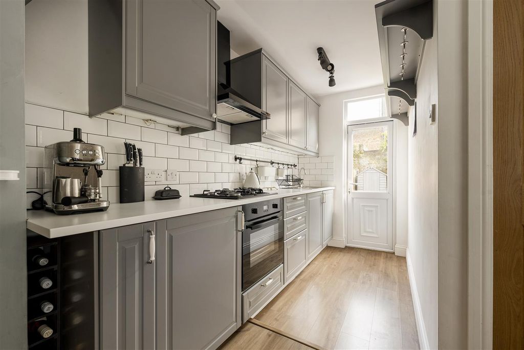 Property photo 3 of 21 Grove Road, E17