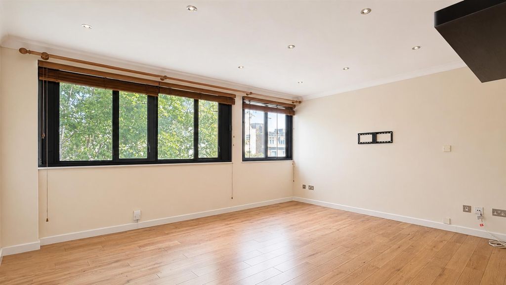 Property photo 3 of 19 31 Savoy Court 2.Jpg