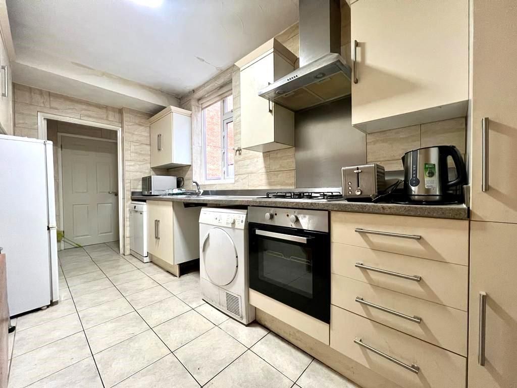 Property photo 2 of 10 Kitchen 1