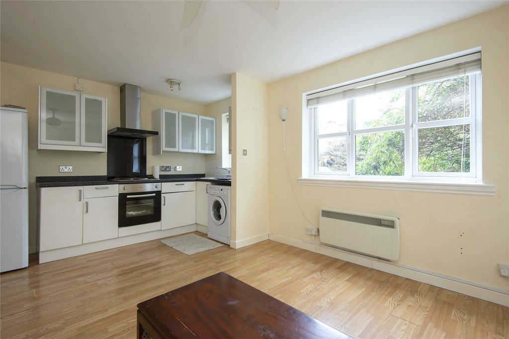 Property photo 2 of 6 Living Room/Kitchen