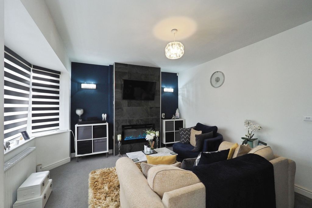 Property photo 2 of 19 Cosy Yet Spacious Lounge With Bay