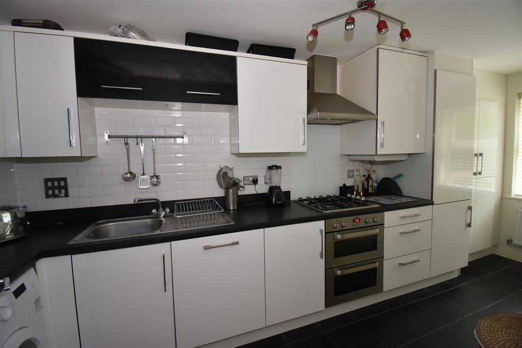 Property photo 2 of 20 Cw Kitchen 2.Jpg