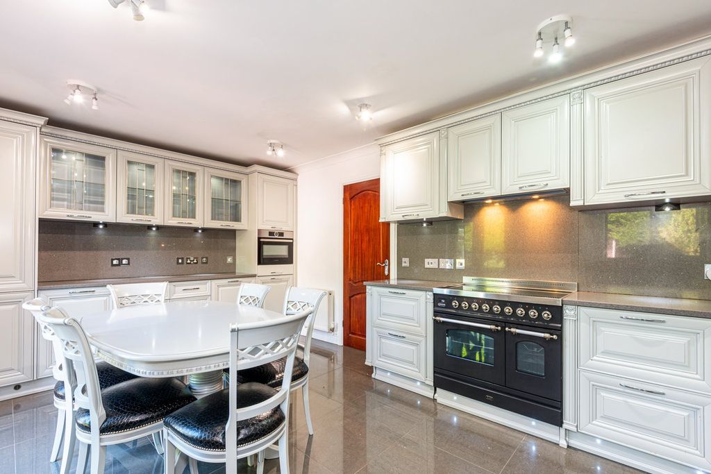 Property photo 3 of 26 Kitchen