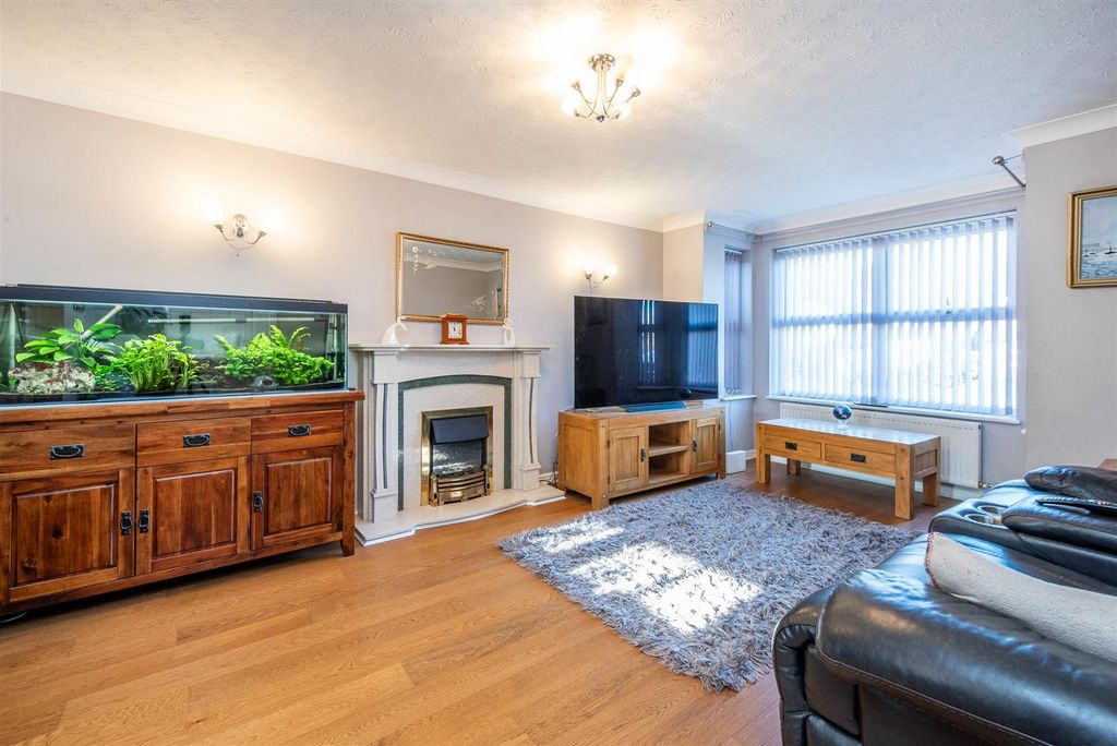 Property photo 2 of 27 Lounge