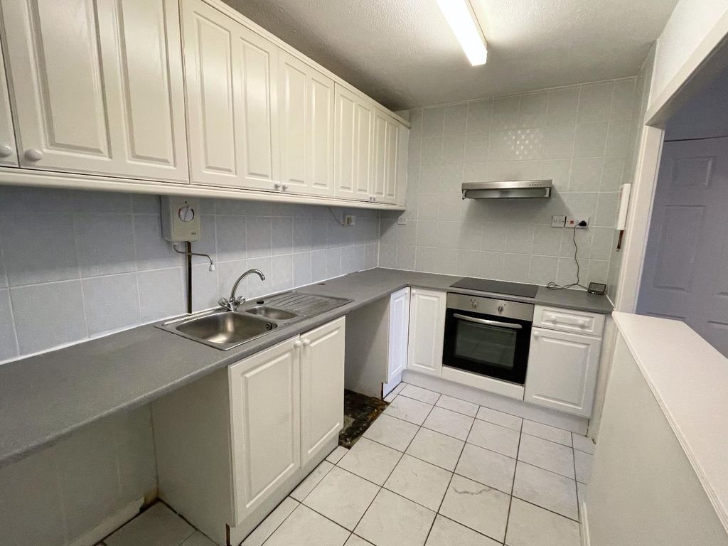 Property photo 2 of 9 Kitchen