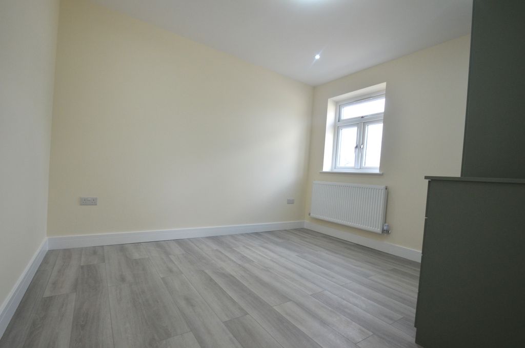 Property photo 3 of 9 Shepperton Bedroom 2