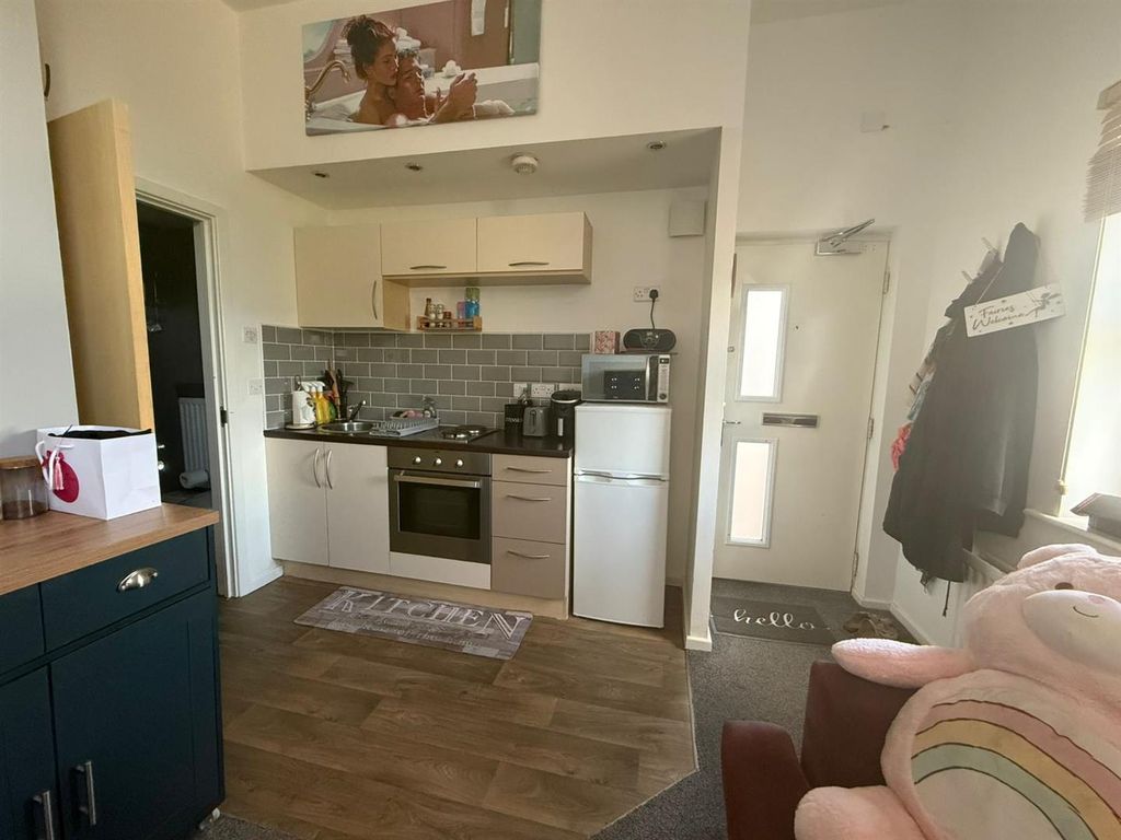 Property photo 3 of 9 Kitchen