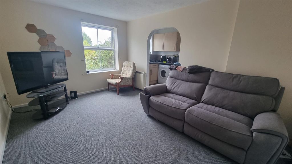 Property photo 2 of 6 Lounge.Jpg